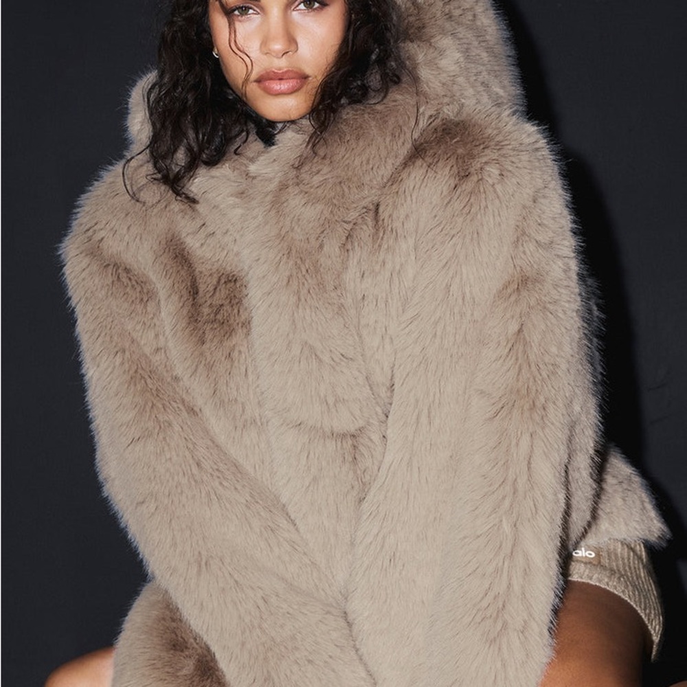 Alo Yoga Opulent Faux Fur Statement Jacket in Oat worn once - Picture 11 of 12